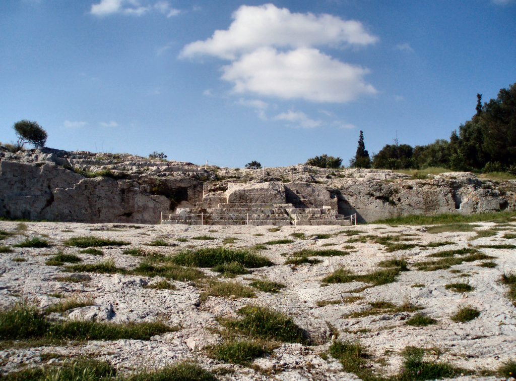 La Pnyx : démocratie et Athènes : située à l'ouest de l'Acropole et surplombant l'ancienne Agora.
